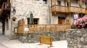 Chalet le GrillLa terrasse et les balcons des chambres du Grill